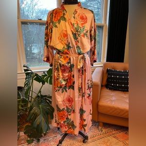 *PLUS SIZE* Women’s Faux Satin Floral Robe